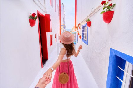 Foto de Chica viajera romántica siguiendo a la calle Egeo en Bodrum - Imagen libre de derechos