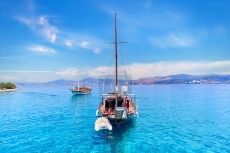 Téléchargez les photos : Paysage marin du bateau en eau turquoise - en image libre de droit
