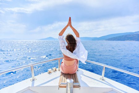 Foto de Chica viajera inspirada libre de preocupaciones disfruta de vacaciones privadas relajantes y tranquilas en un barco de lujo blanco en el mar turquesa - Imagen libre de derechos