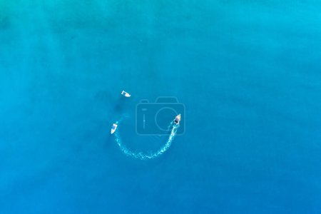 Téléchargez les photos : Drone photo aérienne de voiliers en haute mer Méditerranée turquoise et azur. Vue du dessus - en image libre de droit