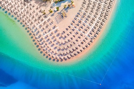 Téléchargez les photos : Vue aérienne de la baie de la mer avec plage de sable fin par temps ensoleillé en été. Drone photo de Lagune bleue à Oludeniz, Turquie - en image libre de droit