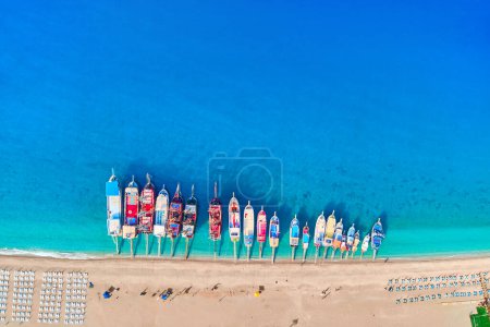 Téléchargez les photos : Drone photo aérienne de bateaux sur la côte de la mer Méditerranée turquoise azur. Vue du dessus - en image libre de droit