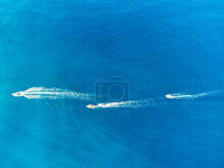 Téléchargez les photos : Drone photo aérienne de bateaux en Méditerranée ouverte turquoise mer azur. Vue du dessus - en image libre de droit