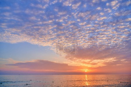 Téléchargez les photos : Superbe paysage idyllique pittoresque pittoresque coucher de soleil coloré ciel - en image libre de droit