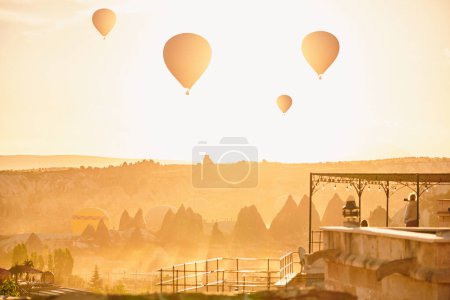 Téléchargez les photos : Paysage du fabuleux Kapadokya. Des ballons volants colorés dans le ciel au lever du soleil en Anatolie. Vacances dans une belle destination à Goreme, Turquie - en image libre de droit