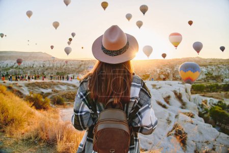 Vacaciones de chica viajera en un hermoso destino en Goreme, Turquía. Kapadokya escénico con globos aéreos voladores al amanecer, Anatolia
