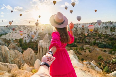 Foto de Chica viajero vacaciones hermoso destino en Goreme, Turquía. Sígueme a la fabulosa Kapadokya con globos aéreos al amanecer, Anatolia - Imagen libre de derechos