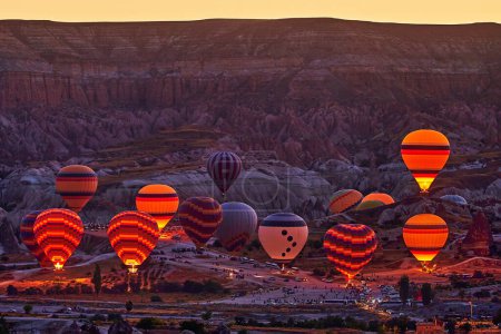 Foto de Valle con globos voladores de aire caliente en Anatolia, Kapadokya al amanecer. Parque nacional en Nevsehir, Goreme - Imagen libre de derechos