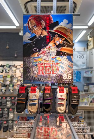 Téléchargez les photos : Tokyo, nakano - 13 septembre 2022 : Magasin japonais de chaussettes vendant des chaussettes en collaboration avec la série manga et anime de One Piece pour promouvoir avec une affiche la sortie du film One Piece film Rouge. - en image libre de droit