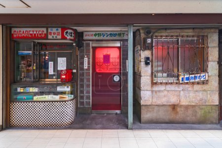 Foto de Tokyo, Japón - 06 de agosto de 2022: Fachada retro de una tienda de cigarrillos japonesa renovada como la Oficina Zingaro Yokocho del famoso artista pop Murakami Takashi en el pasillo de Nakano Broadway Shopping Mall. - Imagen libre de derechos
