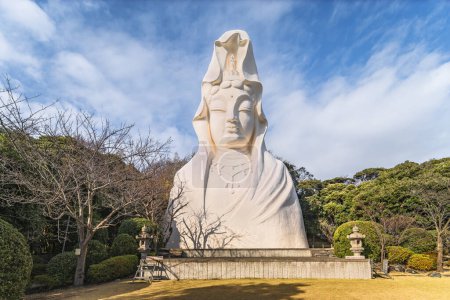 Téléchargez les photos : Kanagawa, oofuna - 25 dec 2021 : Grande statue en béton blanc représentant un buste de la déesse bouddhiste japonaise de la miséricorde Byakue Kannon bodhisattva à robe blanche dans le temple Oofuna Kannon de Kamakura. - en image libre de droit