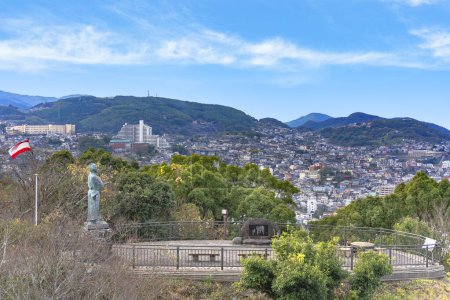 Téléchargez les photos : Nagasaki, kyushu - dec 14 2021 : Vue d'ensemble de l'observatoire du parc Kazagashira avec des monuments commémoratifs dédiés au samouraï japonais Sakamoto Ryoma mis à part son drapeau de la compagnie maritime Kaientai. - en image libre de droit