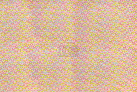 Foto de Fondo de textura grande de un paño furoshiki japonés tradicional impreso con un diseño geométrico moderno y colorido que representa el arco iris o el patrón en forma de ondas llamado Seigaiha. - Imagen libre de derechos
