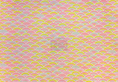 Foto de Fondo de textura altamente detallado de un paño furoshiki japonés tradicional impreso con un diseño geométrico moderno y colorido que representa el arco iris o el patrón en forma de ondas llamado Seigaiha. - Imagen libre de derechos