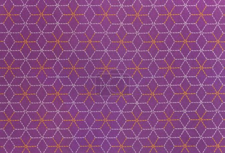 Téléchargez les photos : Fond de texture haute définition d'un tissu furoshiki japonais traditionnel imprimé avec un design minimaliste sans couture de feuilles de chanvre violet appelé asanoha ressemblant à des cubes 3D par vision optique. - en image libre de droit