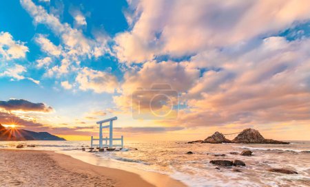 Téléchargez les photos : Le coucher du soleil à l'horizon de la plage d'Itoshima de Fukuoka où une porte torii shintoïste blanche devant le célèbre couple Meoto Iwa Rocks de Sakurai Futamigaura. - en image libre de droit