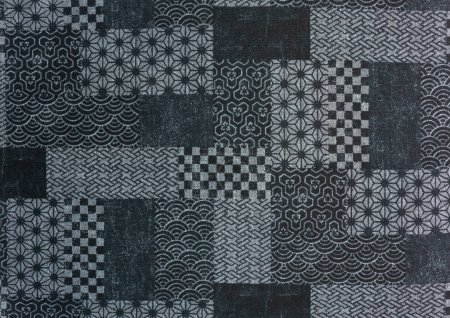 Téléchargez les photos : Fond texturé très détaillé d'un patchwork de design japonais imprimé sur tissu avec des formes géométriques traditionnelles représentant divers motifs comme des vagues, des feuilles de chanvre, des coquilles de tortue ou carreaux - en image libre de droit