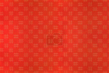 Großer orangefarbener Hintergrund, der den Stoff eines traditionellen japanischen Furoshiki mit einem minimalistischen, nahtlosen Design von Sharps oder Hashtags namens igeta zeigt.