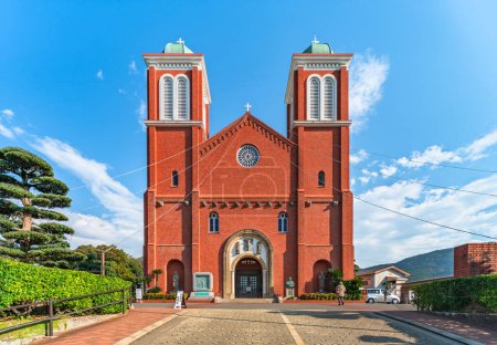 Téléchargez les photos : Nagasaki, kyushu - dec 11 2022 : Façade en brique rouge de la cathédrale catholique Immaculée Conception connue aussi sous le nom de cathédrale Sainte-Marie ou cathédrale Urakami ornée d'une rosace et d'une croix. - en image libre de droit