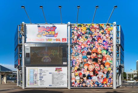Foto de Chiba, japón - dic 18 2022: Enorme panel publicitario con los personajes de todas las estrellas de la serie manga publicada en la revista Weekly Jump a la entrada de la convención Jump Festa '23. - Imagen libre de derechos