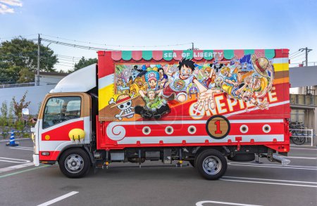 Téléchargez les photos : Saitama, kawaguchi - sep 29 2022: Box truck with a cargo decorated by a vinyl wrap illustration of the characters of the japanese manga and anime series One Piece to celebrate its 25th anniversary. - en image libre de droit