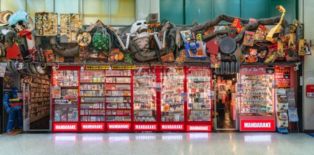 Foto de Tokyo, japan - august 06 2022: Panorama view of the facade of Mandarake store specialize in manga and anime-related with shelves full of used comics books in the Nakano Broadway Shopping Mall. - Imagen libre de derechos