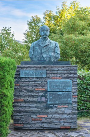 Téléchargez les photos : Nagasaki, kyushu - december 13 2022: Stone pedestal topped by a bronze bust statue of the scotsman Thomas Blake Glover erected in 1961 in honour of his meritorious deeds in the Glover Garden. - en image libre de droit