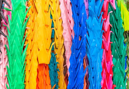 Téléchargez les photos : Background depicting a close up on a traditional Japanese paper craftwork of colorful One thousand origami cranes called Senbazuru symbol of long life popularized by Sadako Sasaki from Hiroshima. - en image libre de droit