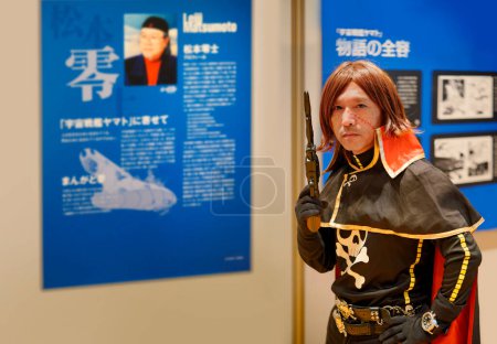 Téléchargez les photos : Tokyo, Japon - 02 novembre 2019 : Le cosplayer japonais vêtu d'un costume de la série manga et anime Captain Herlock de Leiji Matsumoto lors de l'événement annuel gratuit Leiji World Summit au parc Asukayama. - en image libre de droit