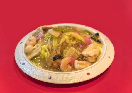 Foto de Plato japonés llamado Chukadon que significa "tazón de arroz chino" porque inspirado en la cocina china que consiste en arroz con verduras fritas como brotes de bambú, carne y camarones en una salsa con almidón. - Imagen libre de derechos