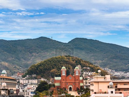 Foto de Nagasaki, kyushu - dic 11 2022: Paisaje aéreo de la histórica Catedral Católica Romana de la Inmaculada Concepción conocida también como Catedral de Santa María o Catedral de Urakami rodeada de montes y bosques - Imagen libre de derechos