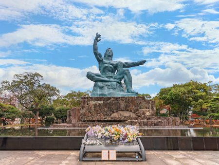 Téléchargez les photos : Nagasaki, kyushu - dec 11 2022 : La statue de la paix de Seibo Kitamura dans le parc de la paix de Nagasaki représentant un Japonais rappelant les conséquences de la guerre nucléaire et appelant au désarmement nucléaire. - en image libre de droit