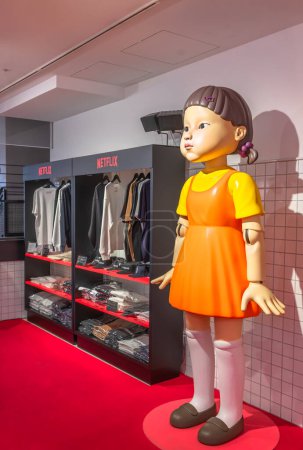 Téléchargez les photos : Tokyo, harajuku - 31 mai 2023 : Sculpture d'art représentant l'enfant Younghee, une grande poupée meurtrière de la série télévisée coréenne Squid Game exposée dans la boutique de l'expérience pop-up immersive Netflix - en image libre de droit