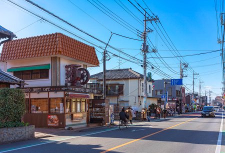 Foto de Tokyo, japón - dic 31 2022: Cafetería japonesa llamada Chimoto Sweet Café, la fachada está decorada con una máquina de tostado de café vintage en el barrio de Kawagoe a lo largo de Takazawa carretera. - Imagen libre de derechos