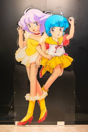 Foto de Tokyo, Japón - 31 de julio de 2023: Estándar de tamaño natural ilustrado por Akemi Takada que representa a Yu y Mami de la famosa chica mágica anime Creamy Mami, el Ángel Mágico durante la exposición del 40 aniversario - Imagen libre de derechos