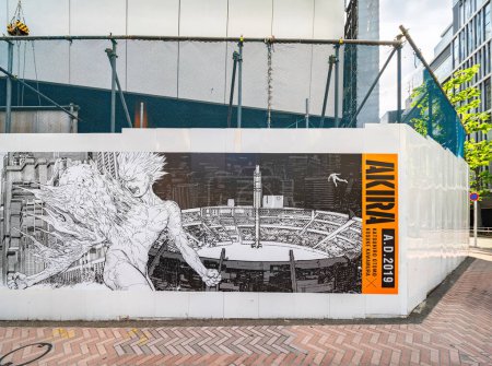 Téléchargez les photos : Tokyo, shibuya - 13 mai 2019 : Panneaux de construction avec une illustration du manga japonais Akira de Katsuhiro Otomo lors de la construction du shibuya Parco et de l'exposition AKIRA ART OF WALL. - en image libre de droit