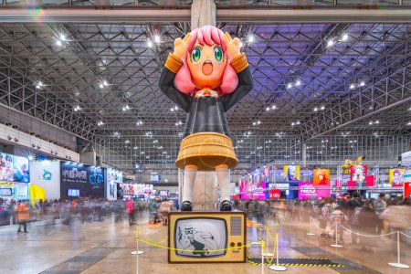 Téléchargez les photos : Chiba, japon - dec 18 2022 : Massive installation gonflable mettant en vedette le personnage de manga Anya Forger perché sur une télévision vintage de la série animée SPYxFAMILY à la convention Jump Festa. - en image libre de droit