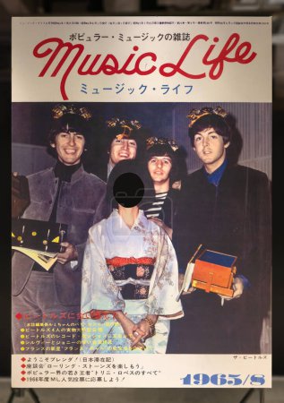 Téléchargez les photos : Tokyo, yurakucho - 27 oct 2022 : Photo d'une reprise d'un magazine japonais Music Life datant de 60 'avec le groupe de rock The Beatles et une fille en kimono lors de leur exposition Japan Tour lors d'une exposition gratuite - en image libre de droit