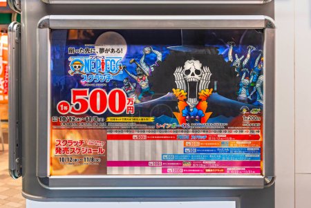 Téléchargez les photos : Tokyo, Japon - oct 27 2022 : Affiche de campagne de billets rayés de la loterie nationale du Japon pendant la saison d'Halloween avec le personnage squelette de Brook et les zombies de Thriller Bark de l'anime One Piece - en image libre de droit
