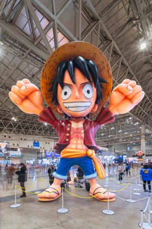 Téléchargez les photos : Chiba, japon - dec 18 2022 : Installation gonflable colossale mettant en vedette le personnage de manga Singe D. Luffy de la série animée japonaise One Piece levant les bras dans les airs à la convention Jump Festa - en image libre de droit