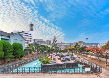 Foto de Kyushu, japón - dic 14 2022: Modelo al aire libre de la isla Dejima conocida como Tsukishima que era una isla artificial frente a nagasaki que servía como puesto comercial para extranjeros durante la era aislacionista de Edo. - Imagen libre de derechos