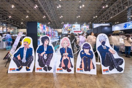 Foto de Chiba, japón - dic 18 2022: Estándar de tamaño natural con los héroes del manga de Naruto Shippuden en uniformes escolares sentados en el piso de Jump Festa '23 en el Salón de Exposiciones Makuhari Messe. - Imagen libre de derechos