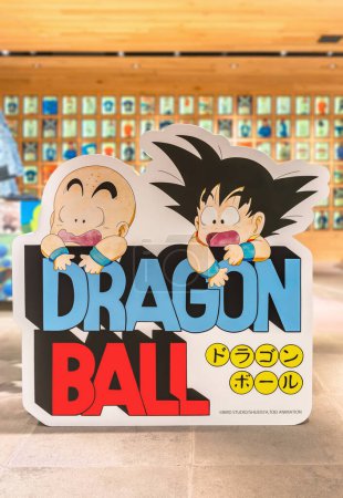 Téléchargez les photos : Tokyo, harajuku - 10 mai 2023 : Vue intérieure d'un magasin japonais Uniqlo avec une strophe grandeur nature mettant en vedette les héros manga Son Goku et Krillin de la célèbre série anime et manga Dragon Ball. - en image libre de droit