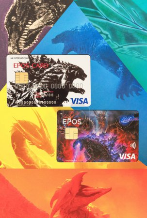 Foto de Tokyo, Japón - 27 de enero de 2024: Nuevas tarjetas de crédito japonesas Visa EPOS con ilustraciones de Godzilla, la mascota de Toho Cinemas, así como representaciones del rey Ghidorah, Mothra, Rodan y Gamera. - Imagen libre de derechos