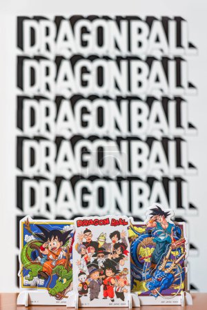 Téléchargez les photos : Japon, tokyo - 8 mars 2024 : Les personnages du manga Dragon Ball et de la série anime font leurs adieux au maître vénéré, Akira Toriyama, en agitant leurs mains sur un fond bokeh avec le logo. - en image libre de droit
