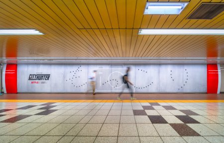 Téléchargez les photos : Tokyo, Japon - 28 avril 2024 : Affiche dans les couloirs du métro Shibuya montrant de vrais trous de balles d'armes écrivant le mot "mokkori" signifiant "érection" pour le film Netflix City Hunter ou Nicky Larson. - en image libre de droit