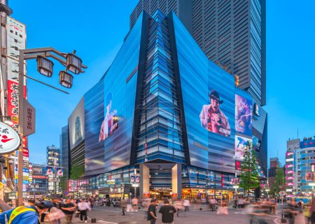 Téléchargez les photos : Tokyo, Japon - 28 avril 2024 : Bâtiment Shinjuku Toho de Theater Street à Kabukicho avec une façade ornée d'autocollants de l'acteur japonais Ryohei Suzuki dans le rôle de Ryo Saeba dans le film Netflix "City Hunter". - en image libre de droit