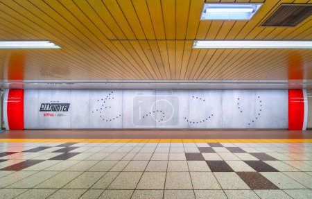 Téléchargez les photos : Tokyo, Japon - 28 avril 2024 : Affiche tapissant les couloirs du métro Shibuya avec des trous de balle qui écrivent le mot japonais "mokkori" ou "érection" en promotion du film Netflix "City Hunter" - en image libre de droit