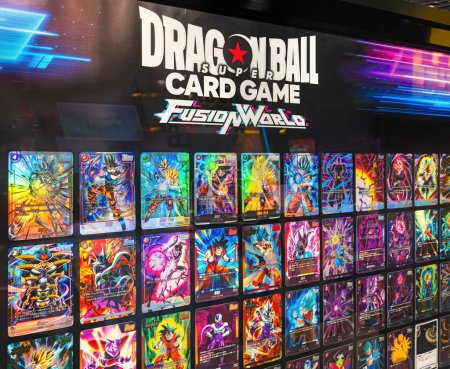 Téléchargez les photos : Tokyo, Japon - 16 avril 2024 : Mur publicitaire présentant une collection de cartes DRAGON BALL SUPER CARD GAME Fusion World avec des héros aux reflets holographiques irisés et aux tons colorés. - en image libre de droit