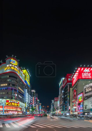 Téléchargez les photos : Tokyo, Japon - 28 avril 2024 : Circulation automobile la nuit sur le passage piétonnier de Kabukicho où l'avenue Shinjuku Moa 2 rencontre Godzilla Road connue pour son magasin Don Quijote dans le quartier des feux rouges. - en image libre de droit